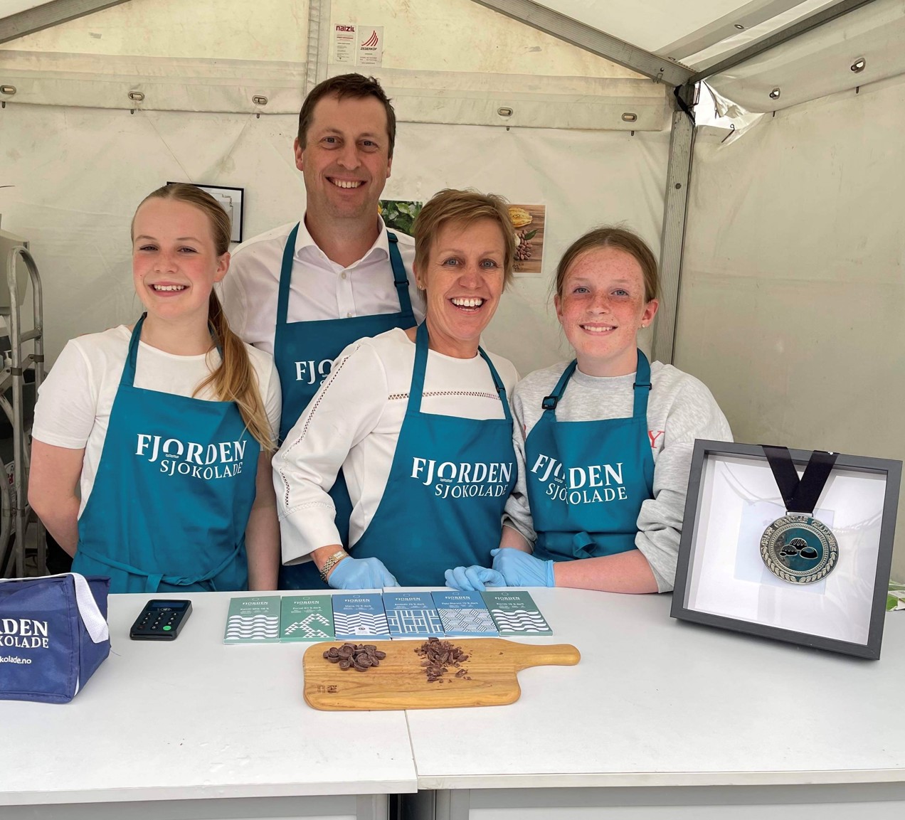 familien smiler og selger sjokolade.