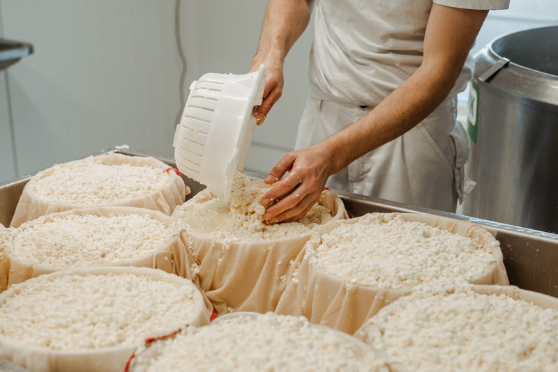 Ost lages i store former. 