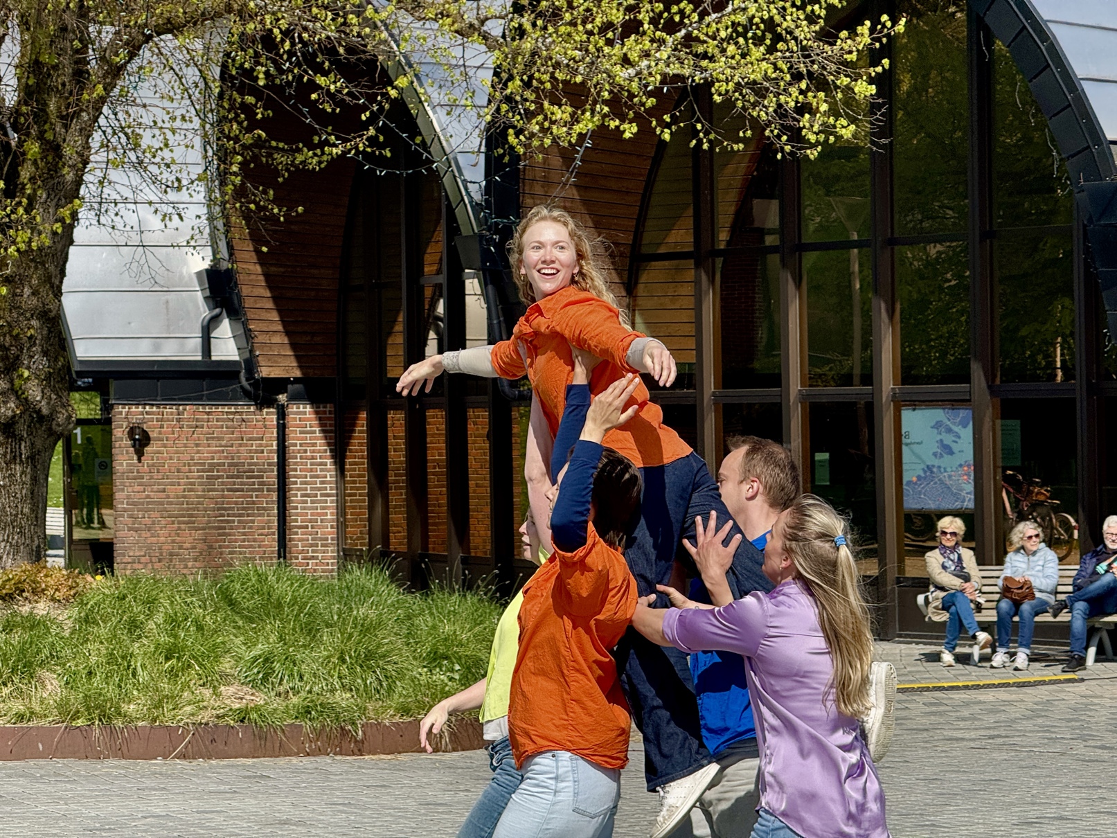 A Day in the Sparrow's life.: Studenter fra UiS og elever fra Stavanger Katedralskole og Stavanger Kulturskole danset flyvende lett, vakkert og energisk i Bjergstedparken. Dansere i Bjerstedparken under Byfesten.