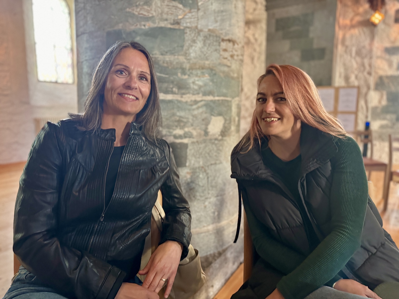 Ellen Flokketveit King og Therese Flokketveit løftet blikket i Stavanger domkirke.