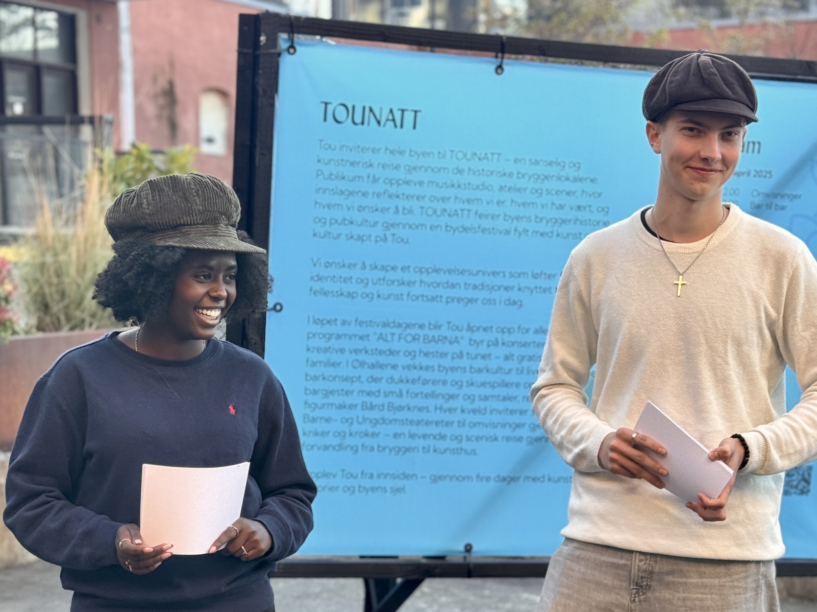 Stella Crist Crawford og Joakim Auestad  har lært masse nytt om Stavangers bryggerihistorie som omvisere på Tounatt.