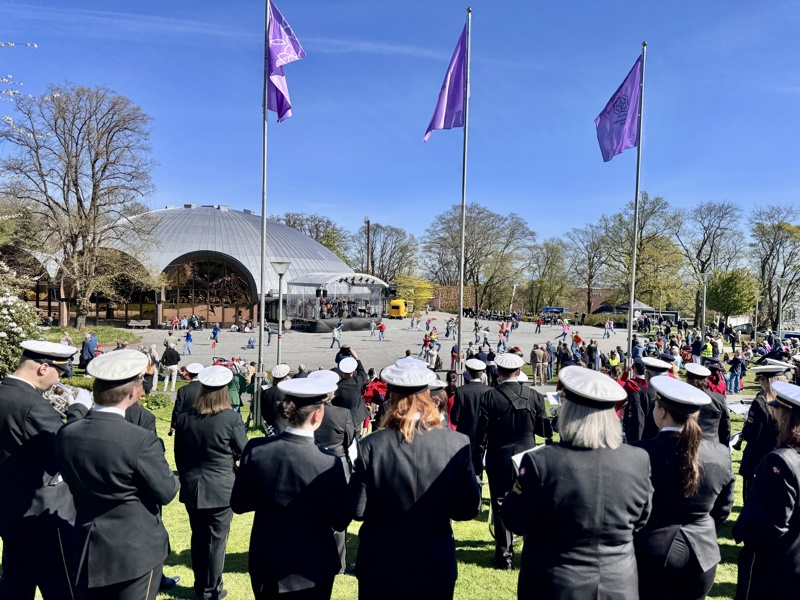 Fire dager med blå himmel og musikk og dans i Bjergstedparken.