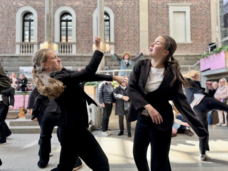 Skuespillere sloss i stykket Kan du høre byen puste? under Byfesten.