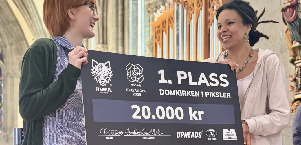 Glade vinnerne og Minecraft-eksperter: Hazel Mingar-Walker og Alma Idowu Asplin Martins.  Hazel Mingar-Walker og Alma Idowu Asplin Martins.