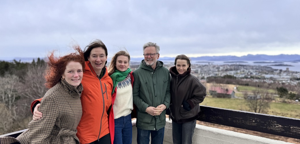 Inn i framtiden: Rebekka Brox Liabø, Anne Beate Hovind, Penelope Lea, Ole Hamre og Stine Isachsen Knudsen ved Ullandhaugtårnet. Rebekka Brox Liabø, Anne Beate Hovind, Penelope Lea, Ole Hamre og Stine Isachsen Knudsen ved Ullandhaugtårnet.