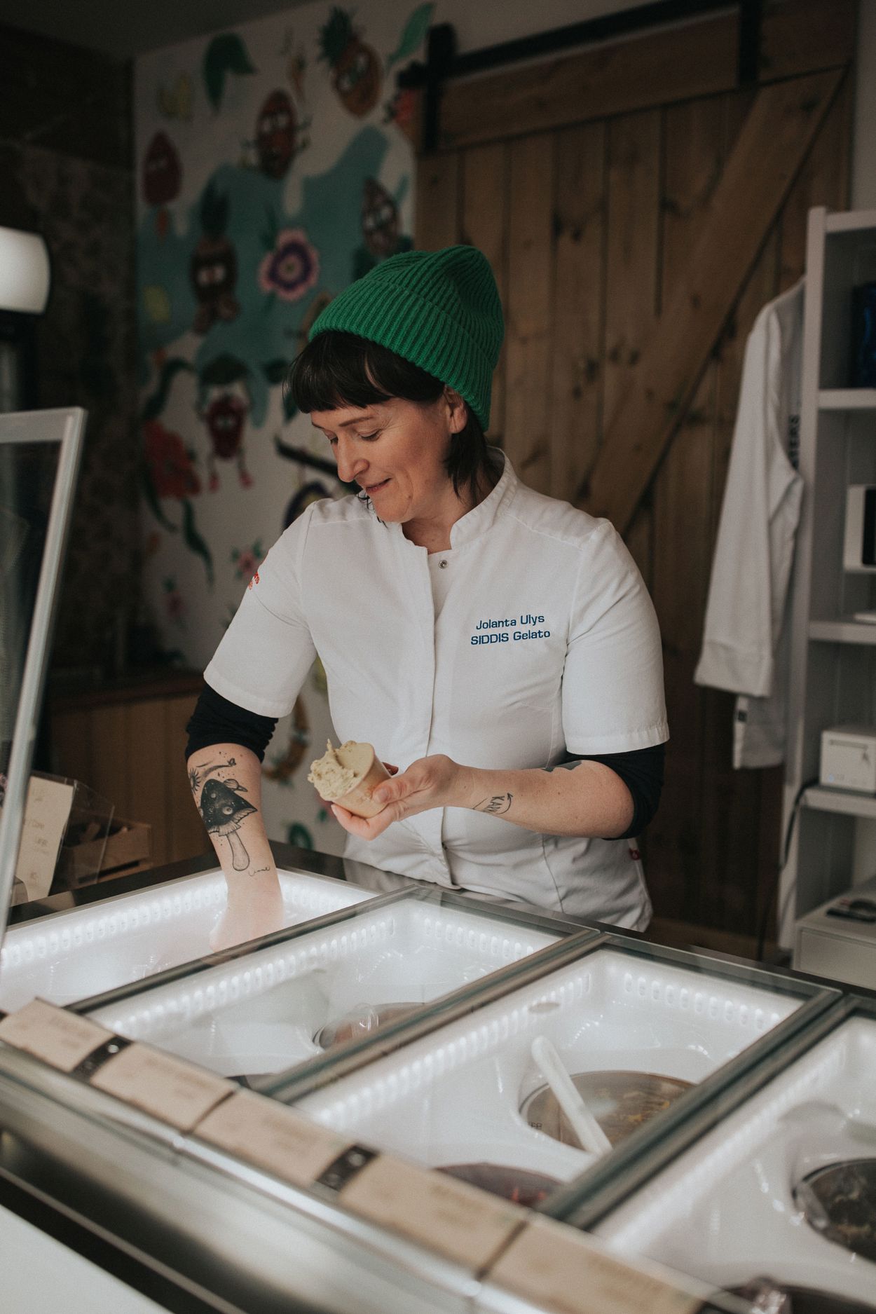Yolanta som driver Siddis gelato setter sammen gelato i et beger.