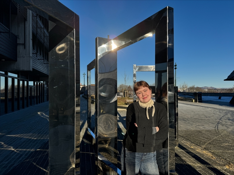 Johanna Warberg smiler i kamera. 