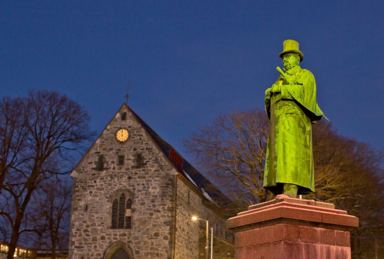 Kielland-statue med domkirken i bakgrunnen