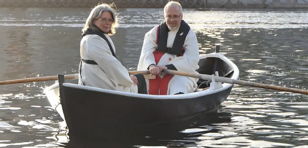 Stafetten startet i Egersund, der sokneprest Leif Wikøren Nilsen rodde prost Ingun Stokstad Barane fram til Egersund kirke. Foto: Ivar Barane Stafetten startet i Egersund, der sokneprest Leif Wikøren Nilsen rodde prost Ingun Stokstad Barane fram til Egersund kirke. Foto: Ivar Barane