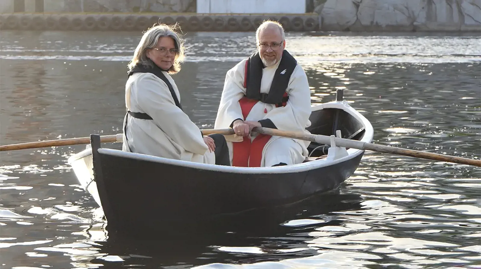 Stafetten startet i Egersund, der sokneprest Leif Wikøren Nilsen rodde prost Ingun Stokstad Barane fram til Egersund kirke. Foto: Ivar Barane Stafetten startet i Egersund, der sokneprest Leif Wikøren Nilsen rodde prost Ingun Stokstad Barane fram til Egersund kirke. Foto: Ivar Barane