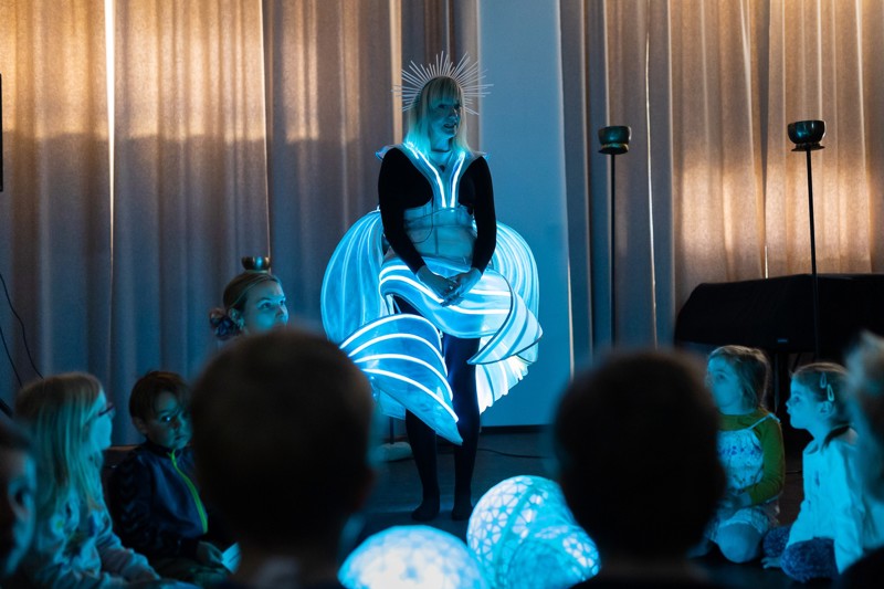 Når lyden av prinsessens fiolin blander seg med lyden fra messingboller fra Himalaya lyser prinsessa så fint!  
 
