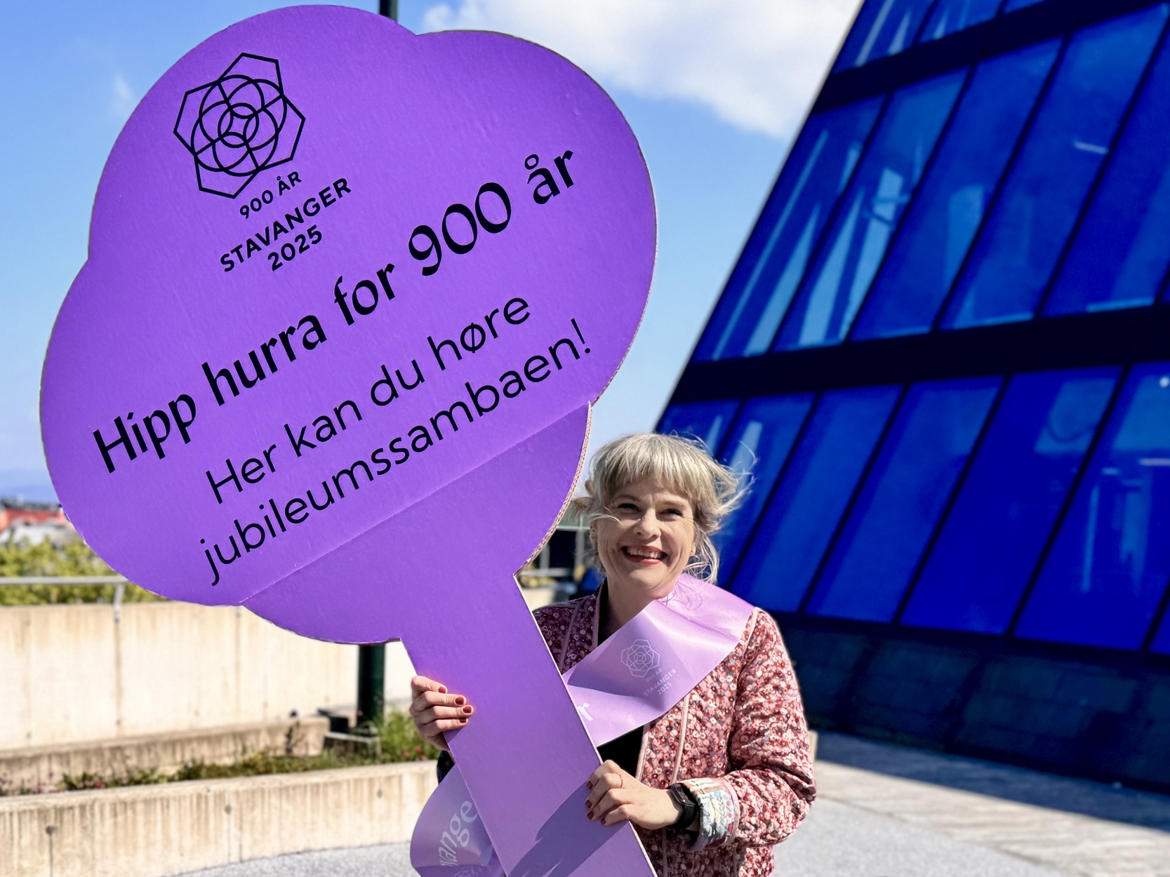 Jubileumssamba-skilt og Stine Honore