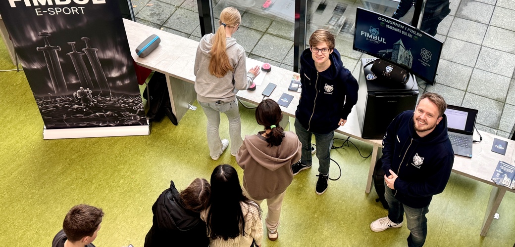 På St. Olav videregående skole: E-sport-trener Kristian Vezina og John Arne Gaard Nilsen håper på mange kreative løsninger i konkurransen «Domkirken i pixler».  På St. Olav videregående skole: E-sport-trener Kristian Vezina og John Arne Gaard Nilsen håper på mange kreative løsninger i konkurransen «Domkirken i pixler».