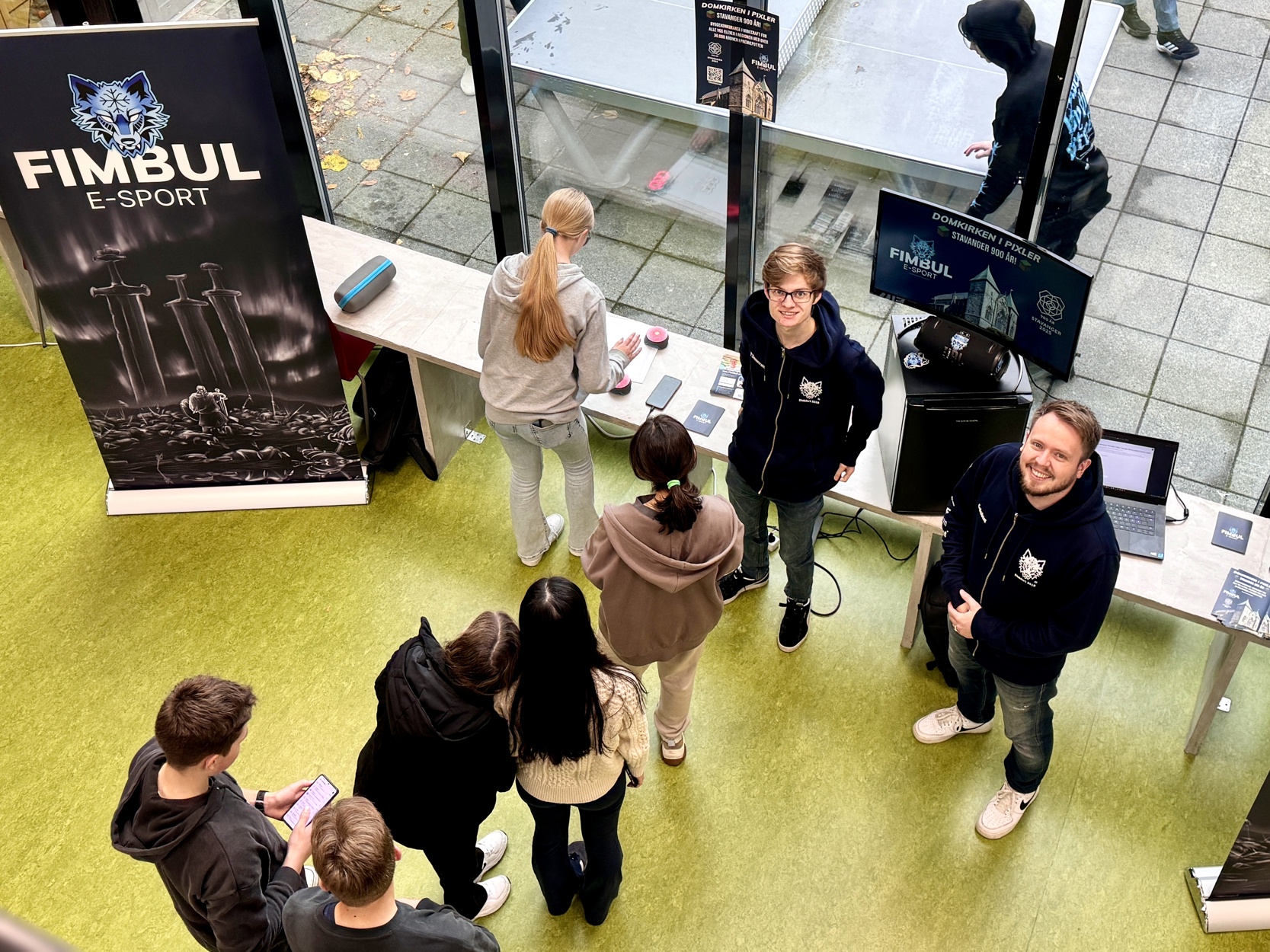 På St. Olav videregående skole: E-sport-trener Kristian Vezina og John Arne Gaard Nilsen håper på mange kreative løsninger i konkurransen «Domkirken i pixler».