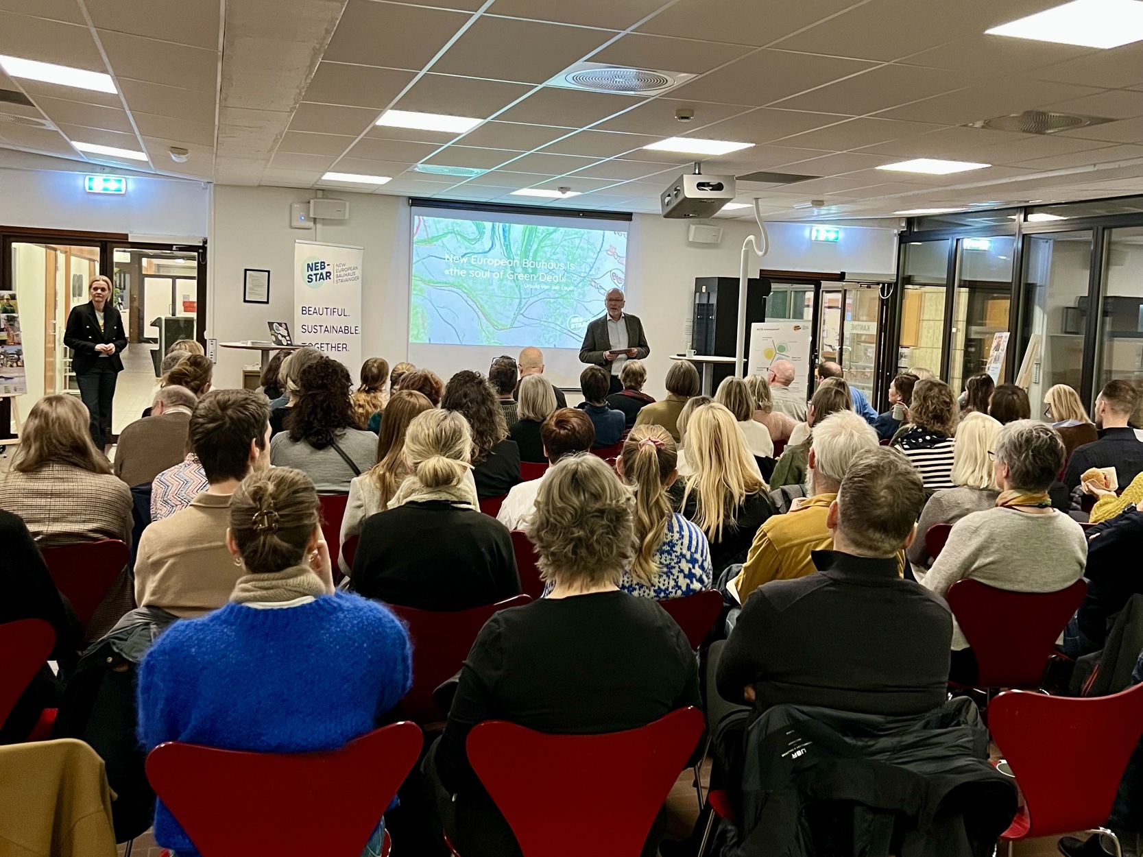 Birger S. Clementsen, direktør for innovasjon og støttetjeneste Stavanger kommune, ønsker velkommen til NEB-STAR frokostmøte.