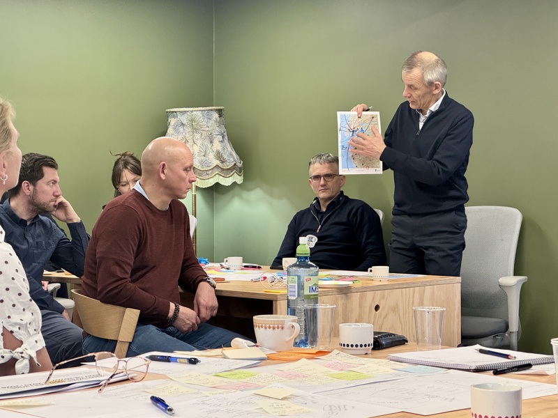 Morten Rye-Larsen fra ACUS viser en mulig verdikjede for CO2 fangst og -lagring.