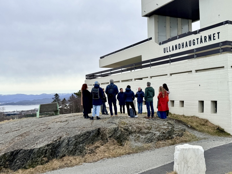 Gruppe får omvisning ved Ullandhaugtårnet