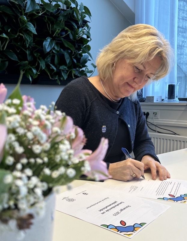 Ordfører signerer avtale med Lyse