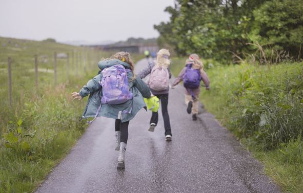 Barn springer til skolen