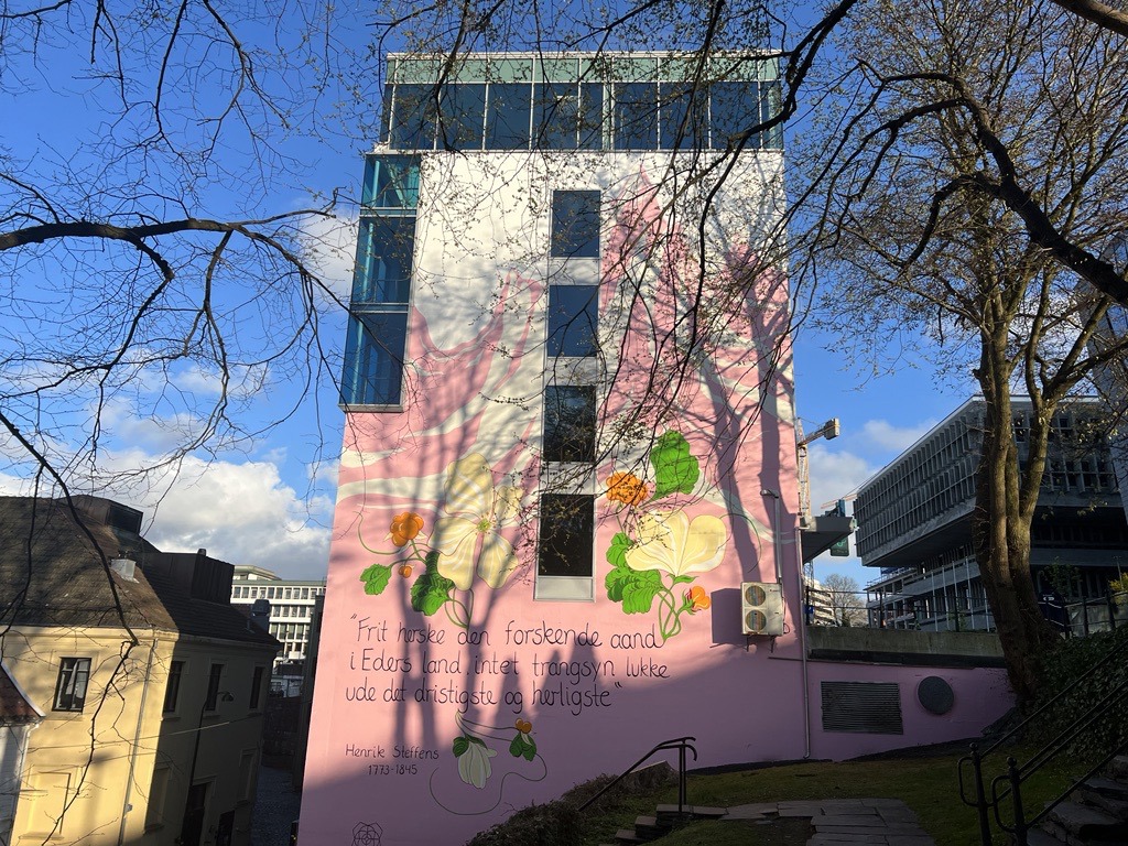 Veggmaleriet i kveldssol.