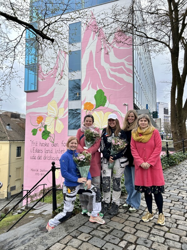 Stavanger 2025 foran veggmaleriet.