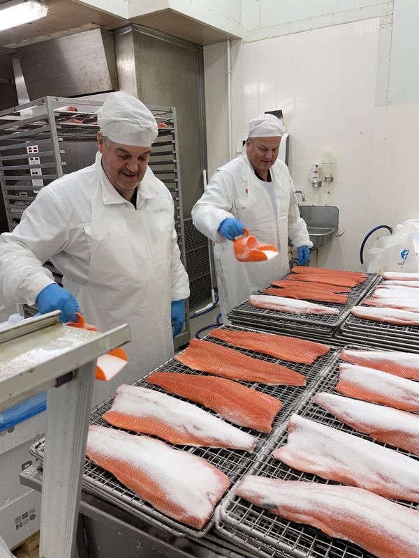 To menn som salter laksen. 