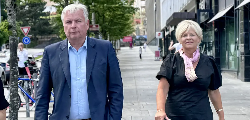Regionsdirektør Njål Skår og banksjef Karen Nilsen  i Sparebanken Vest. Njål Skår, regionsdirektør i Sparebank Vest, og Karen Nilsen, banksjef i Sparebanken Vest.