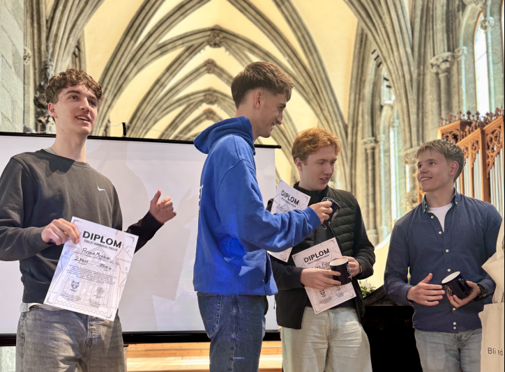 Lag 15 St. Svithun får andreplassen! Aryan Moghimi, Lars Fidje & Mathias Dessingue mottar premie og diplomfra juryemedlem Stian Trædal.