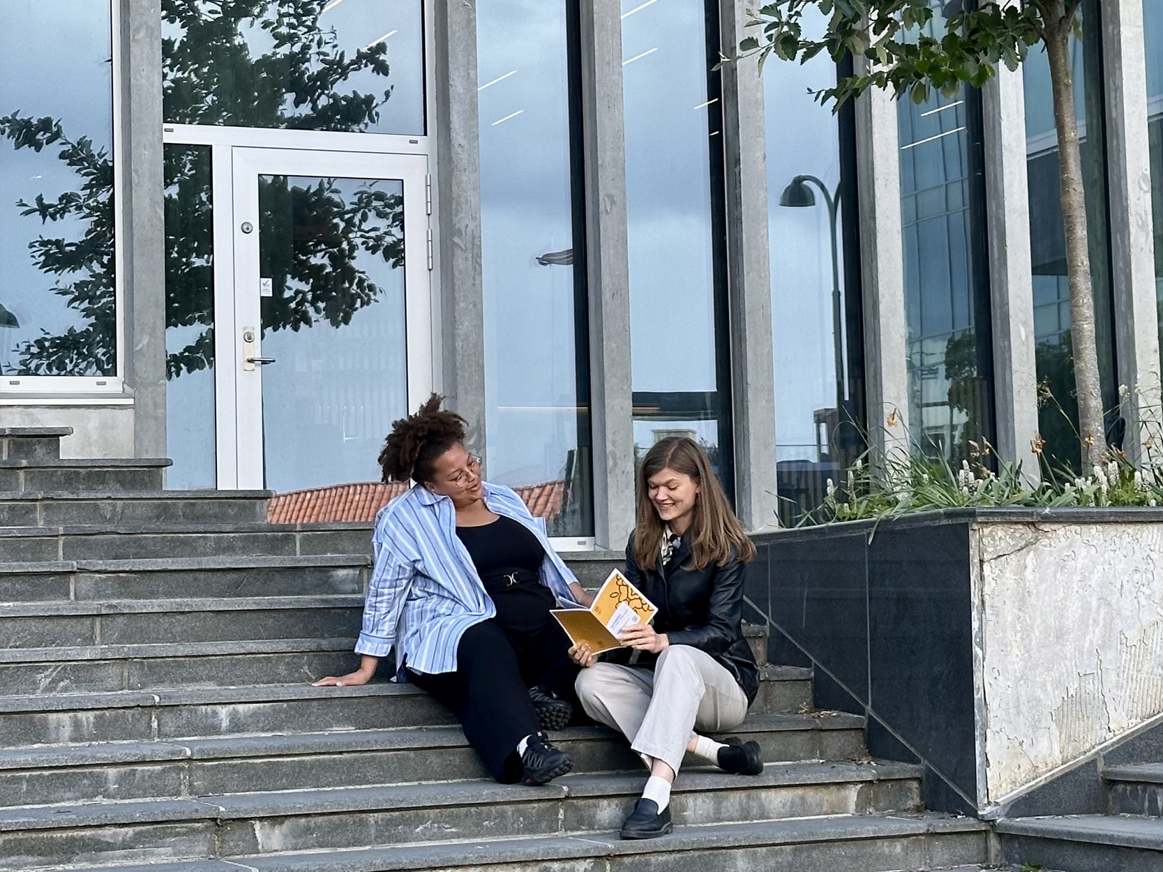 Kunstkonsulentene Ida Thjømøe Højgaard og Pauline Koffi Vandet med kunstplanen for Der vi møtes – kunst i uterom.