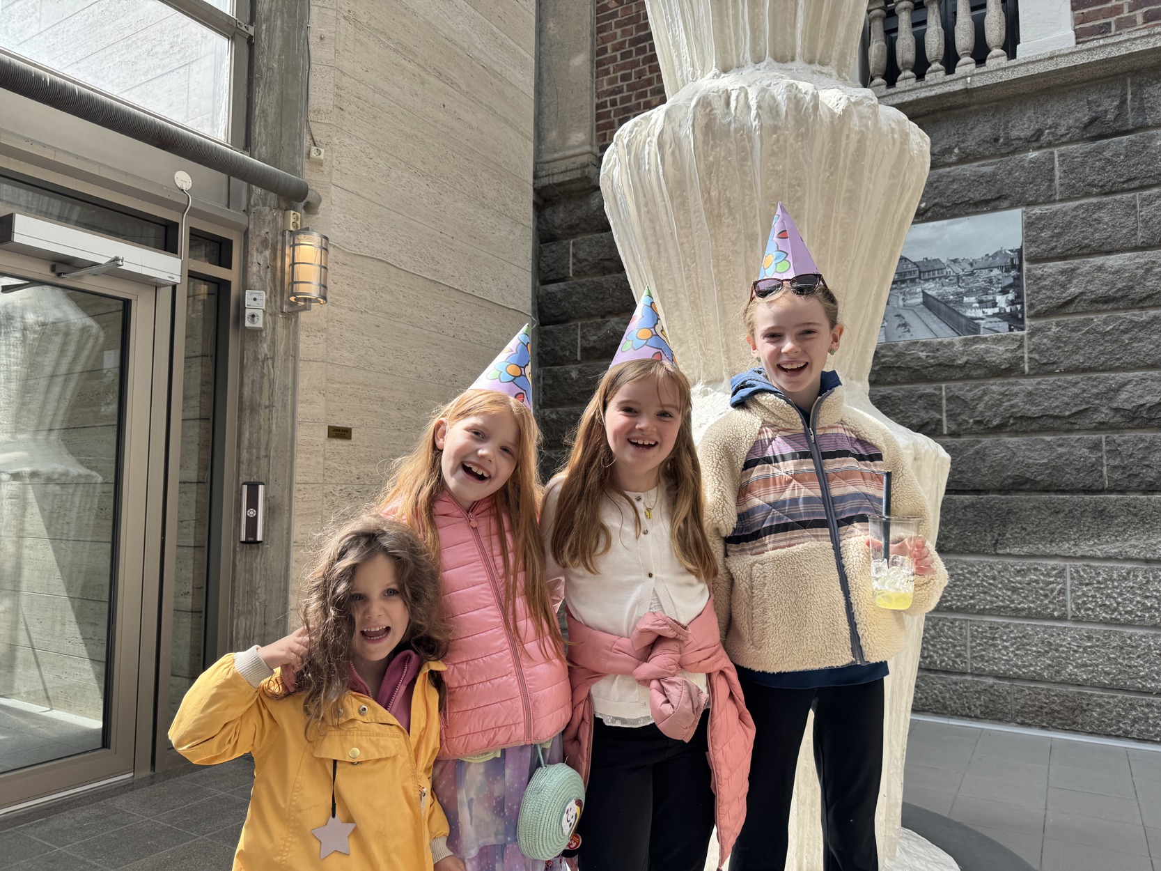 Fire unge jenter smiler til kamera.