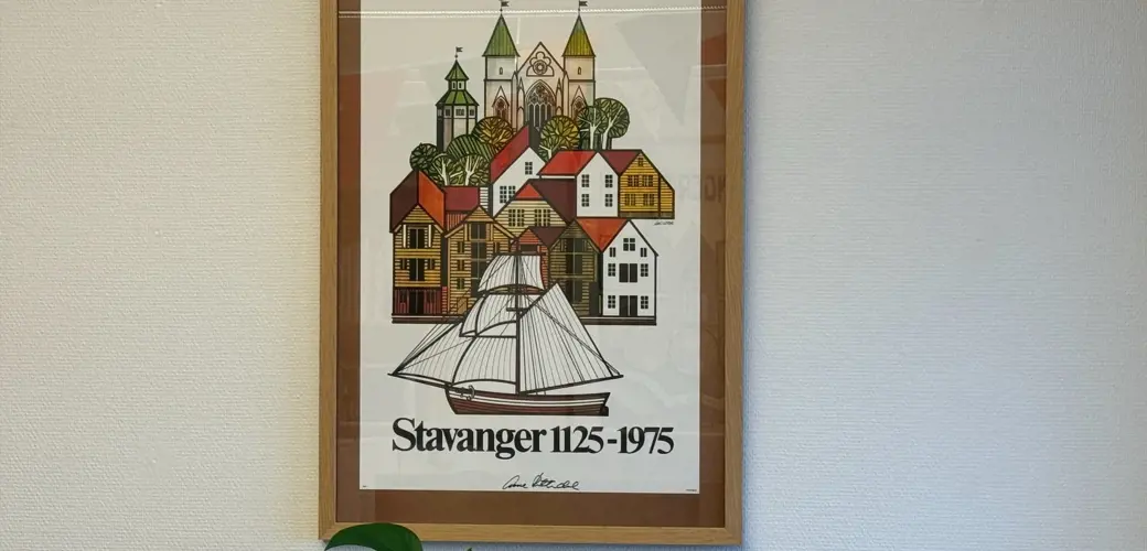 Jubileumsplakaten fra 1975 er laget av Odd Inge Worsøe.  Jubileumsplakaten fra 1975 skisserer blant annet en seilbåt i midten av bildet, for å minnes utvandringen.