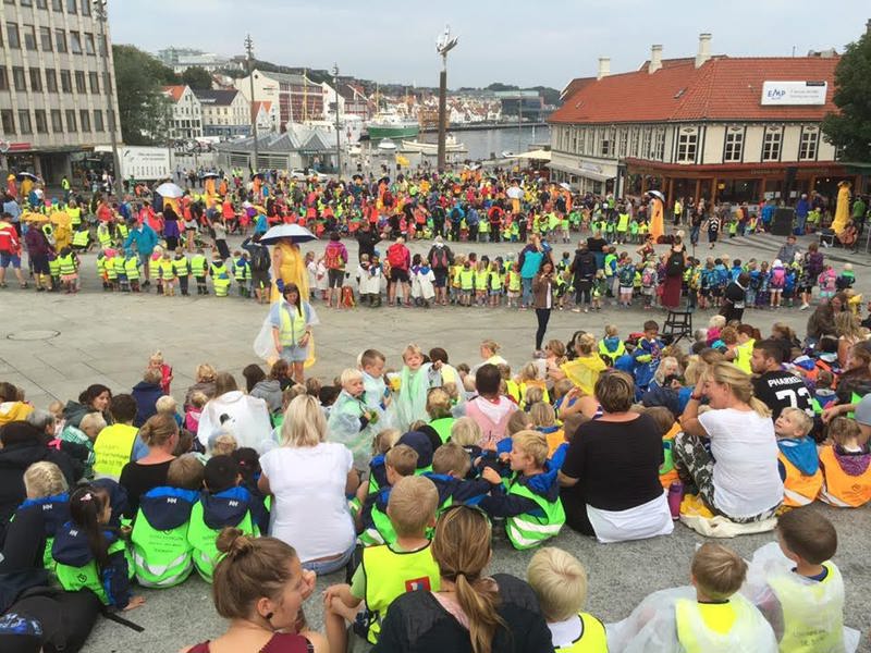 Sølvberget skal spille en aktiv rolle i 2025. Bildet viser den massive barnemønstringen på Torget i forbindelse med Obstfelder-jubileet. 