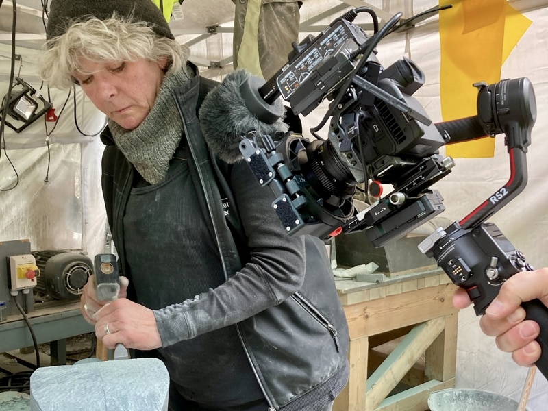 Byen og katedralen, filming av steinkonservator i arbeid.