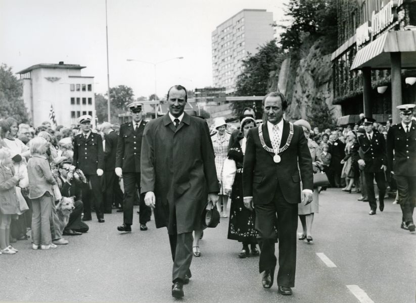 Daværende kronprins Harald og ordfører Arne Rettedal ledert an i prosesjonen gjennom byens gater