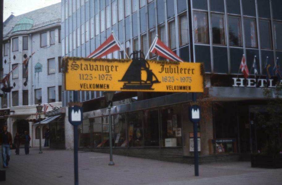 Sentrum pyntet for anledningen i 1975 Sentrum pyntet for anledningen i 1975