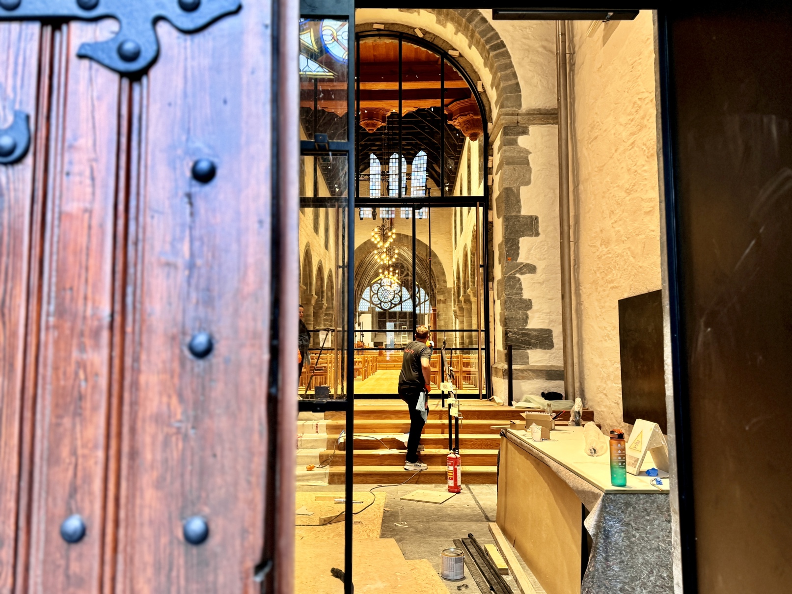 – Her kommer alle inn! De gamle dørene fra 1870-tallet er de samme. De står alltid åpne når kirken er åpen, forteller Live Gram, restaureringsarkitekt i Stavanger domkirke. Inngangsparti i Stavanger domkirke, inn til forhallen.