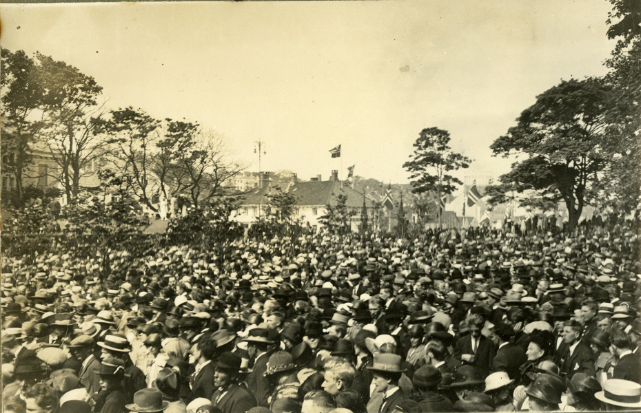 Skolegården til Kongsgård var full av stavangerfolk som ville få et glimt av kong Haakon og den nylig innsatte stavangerbiskopen, pinsehelgen i 1925.  Stavanger feiret 800 årsjubileum.