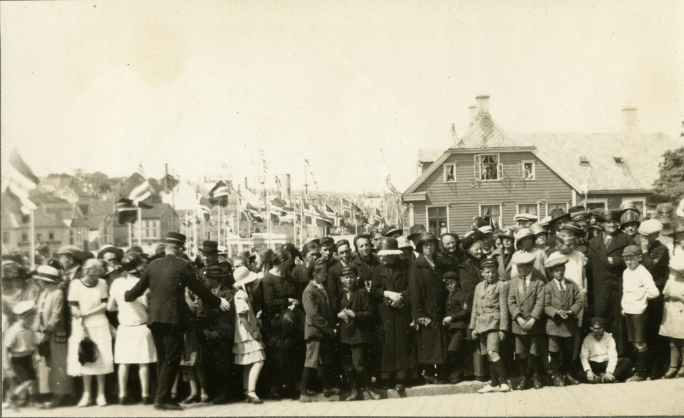 Politiet hadde hendene fulle med å holde orden på de enorme folkemengdene som møtte opp for å hilse kongen velkommen til Stavanger, og det var tatt egne forholdsregler for de mange «besvimelsestilfælder» i varmen. Stor ståhei i sentrum når byen feiret 800 årsjubileum.