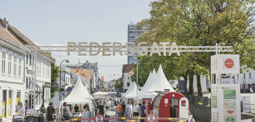 Pedersgata under Gladmatfestivalen. Pedersgata 2025