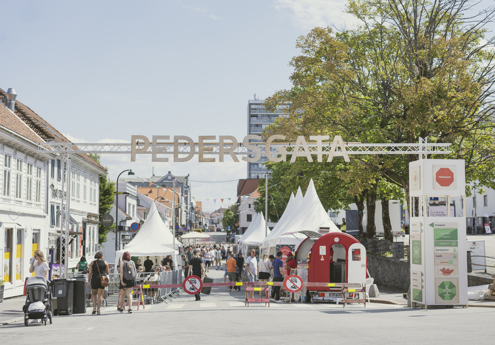 Pedersgata under Gladmatfestivalen. Pedersgata 2025