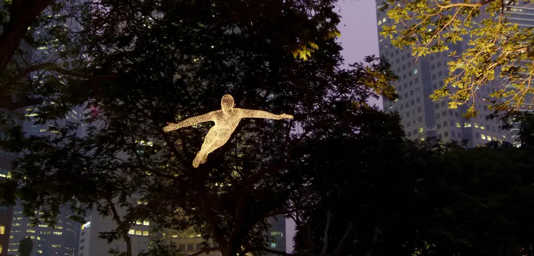 Denne flyvende mannen, og to andre, skal lyse opp Pedersgata fra 18. januar.  I samarbeid med Smedvig og Stavanger 2025, presenterer Glød lysfestival “The Travellers” – en serie med lysskulpturer av den franske kunstneren Cedric Le Borgne.