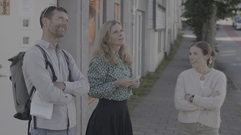 Stian Steen-Forgaard, daglig leder Stavanger Glød, Lena Antonius, prosjektleder Stavanger 2025, og Karen E. Lærdal Skuland, markedssjef i Smedvig, gleder seg til å se flyvende menn i Pedersgata.