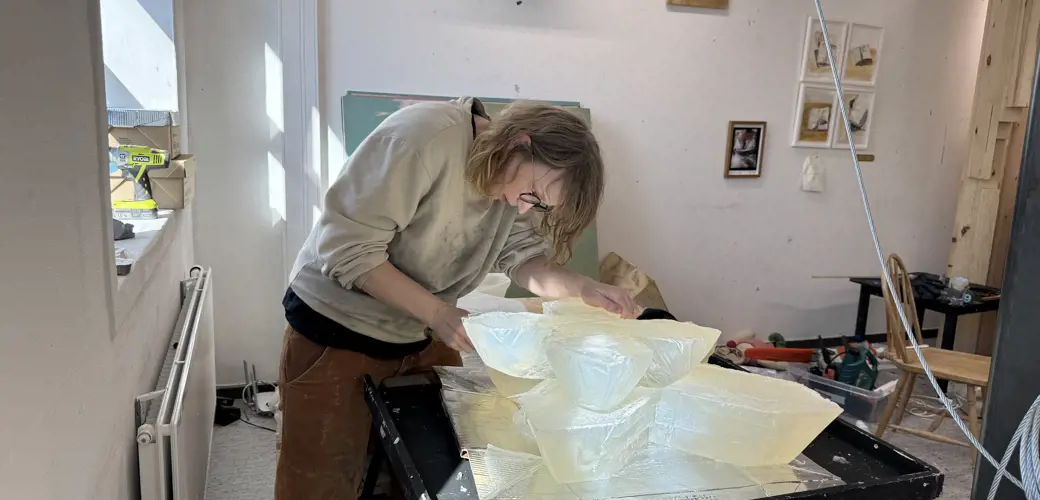 Anna Ihle jobber med skulpturen.