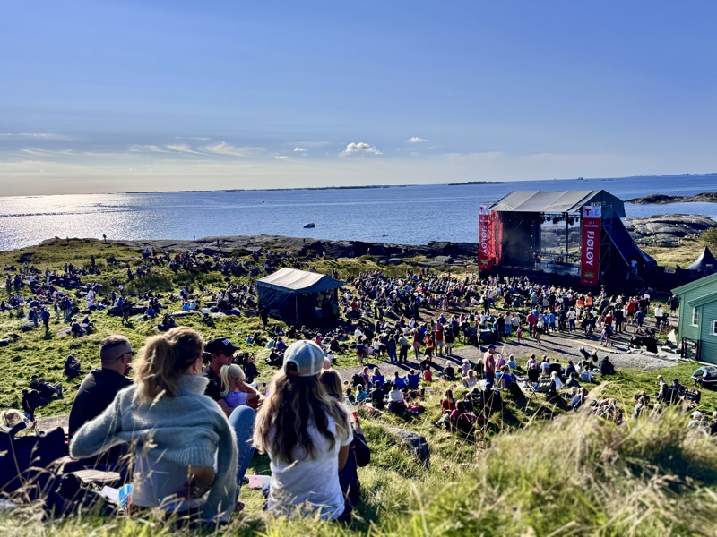 Et folkehav av mennesker ser mot scenen – nå begynner det snart! 