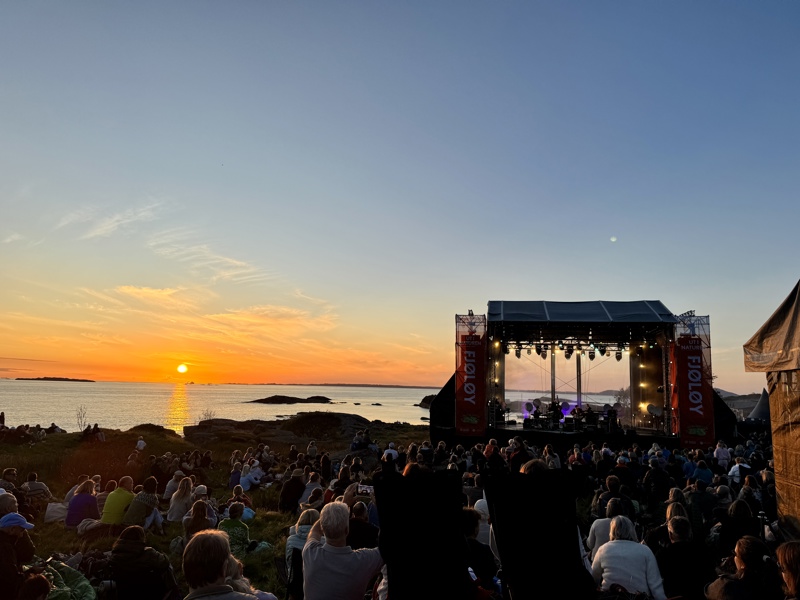 Solnedgang og konsert. 
