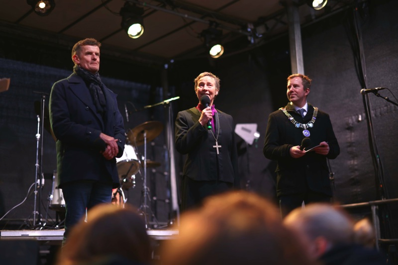Ordfører Tormod Losnedal, biskop Anne Lise Ådnøy og rektor Klaus Mohn markerte sammen åpningen på Domkirketorget. 