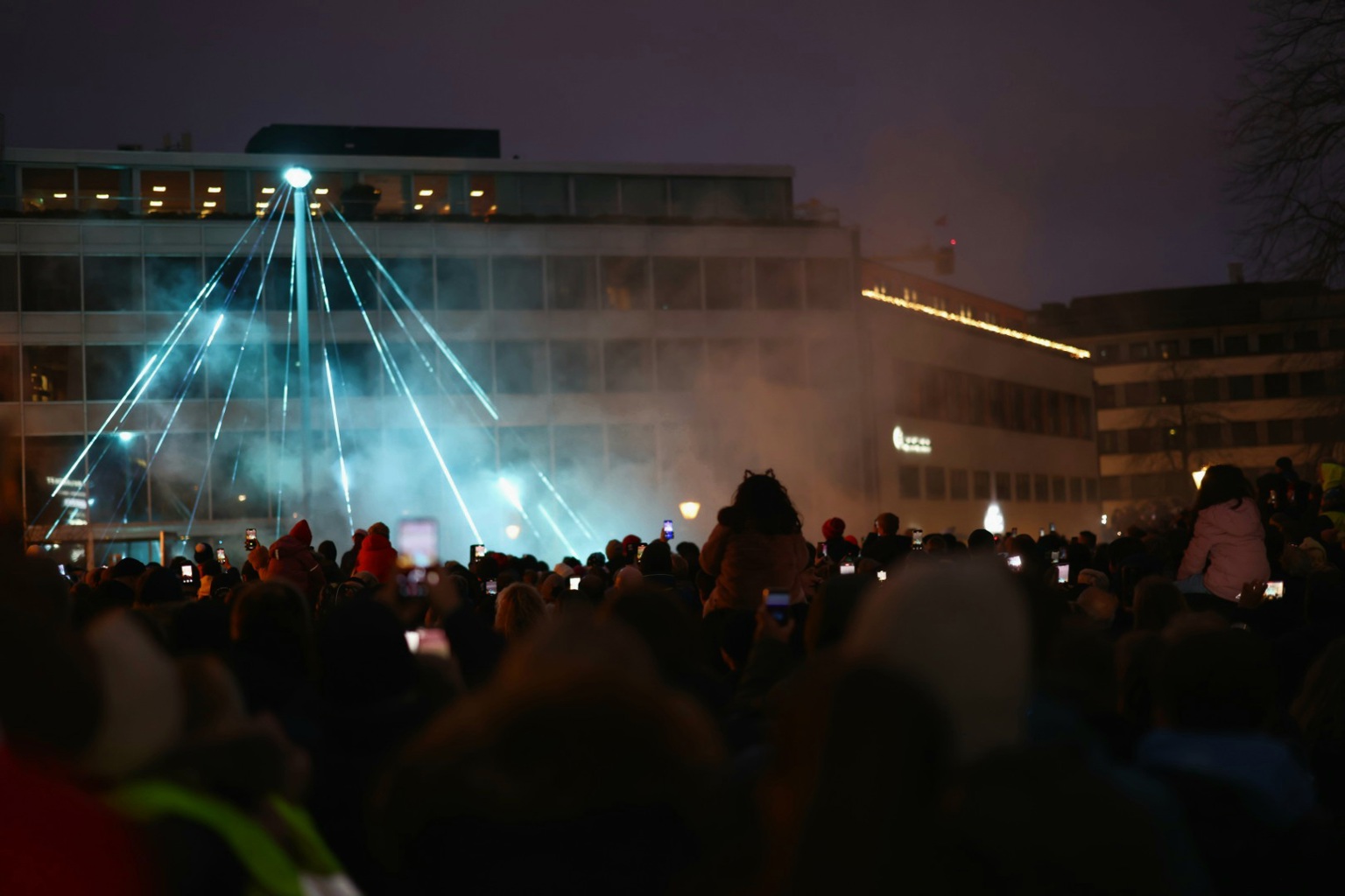 Det gikk et stort woow over torget i det "Beacon of light" ble skrudd på presis klokka fem. Glød: Beacon of light