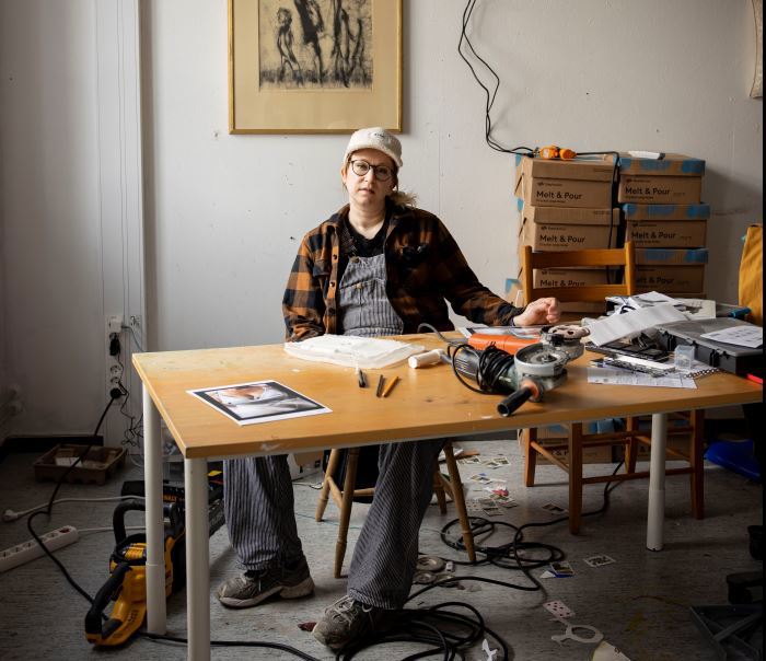 Anna Ihle på Tou atelier, med såpestykket klart på arbeidspulten. Foto: Henriette Heimdal  Anna Ihle på Tou atelier.