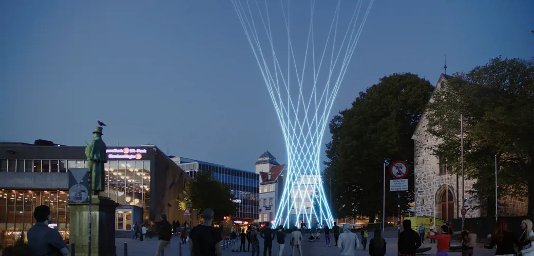 Bilde av Loussaief Tijani. Foto av Sander Eriksen.  Lys som stråler opp i himmelen ved siden av domkirken i Stavanger.