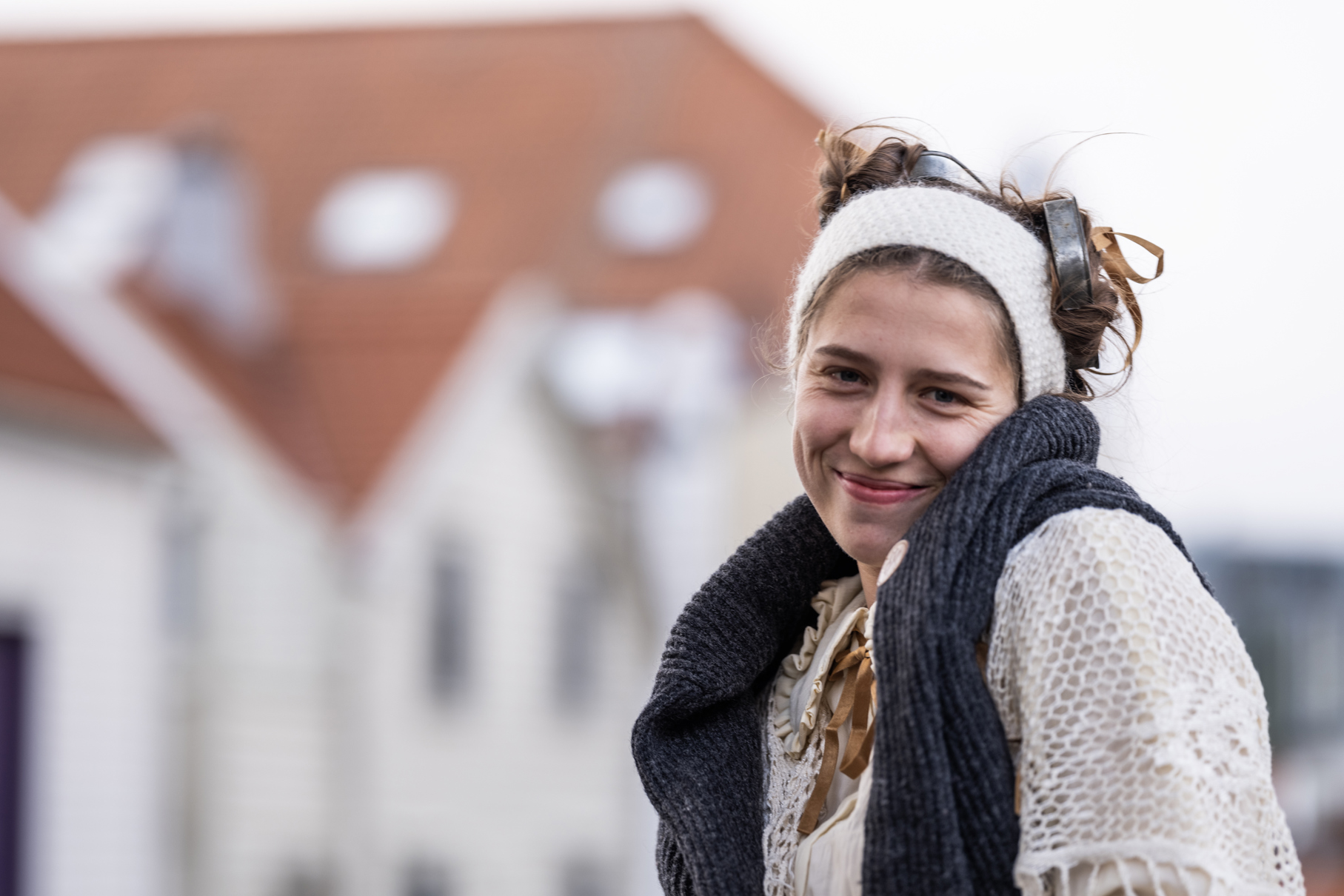 Skuespiller Hanna Margrete Muir spiller hovedrollen som lille Betsy i vandreforestillingen.   Skuespiller Hanna Margrete Muir smiler, i rollen som lille Betsy.